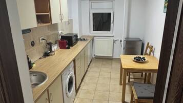 Kühlschrank, Mikrowelle, Wasserkocher mit Kaffee-/Teezubehör