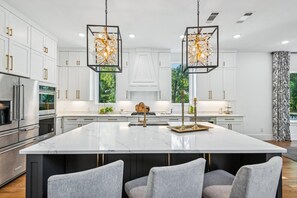 Kjøleskap, mikrobølgeovn, kokeplater og oppvaskmaskin