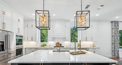 MODERN & MASSIVE Home~ONLY 25 min from DOWNTOWN DALLAS! Amazing, Peaceful Views!