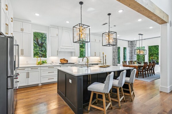 Kjøleskap, mikrobølgeovn, kokeplater og oppvaskmaskin