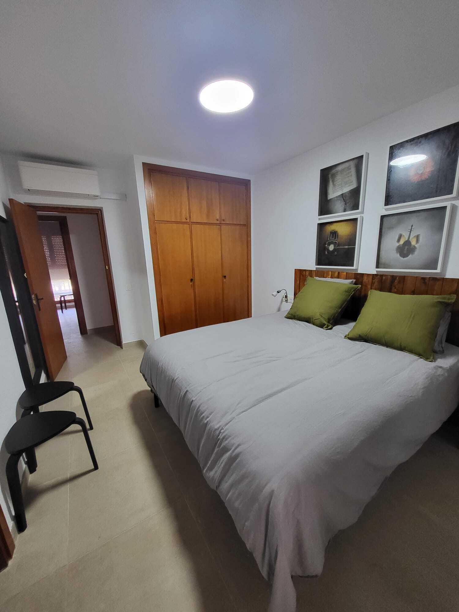 3 slaapkamers, een strijkplank/strijkijzer, wifi, beddengoed