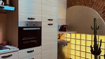 Frigorifero, microonde, forno, piano cottura