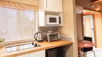 Microwave, dishwasher, coffee/tea maker, toaster