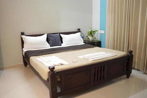 1 bedroom, desk, iron/ironing board, WiFi