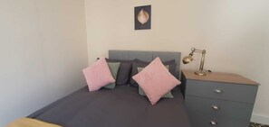 Dormitorio compartido, 1 habitación, vista a la ciudad | Interior
