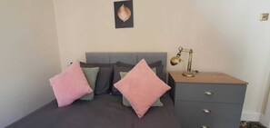 Dormitorio compartido, 1 habitación, vista a la ciudad | Interior