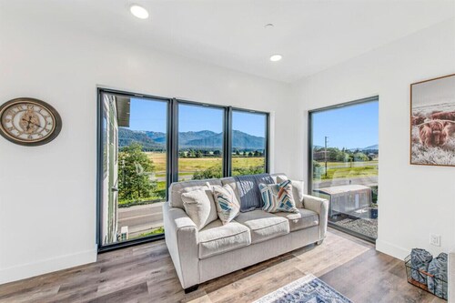 High-end, convenient, new build!