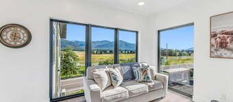 High-end, convenient, new build!