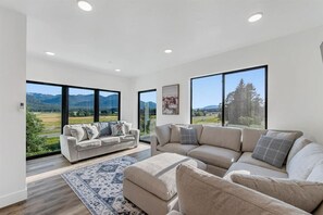 TV - High-end, convenient, new build! (Juneau)
