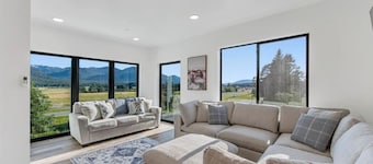 High-end, convenient, new build!