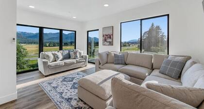 High-end, convenient, new build!