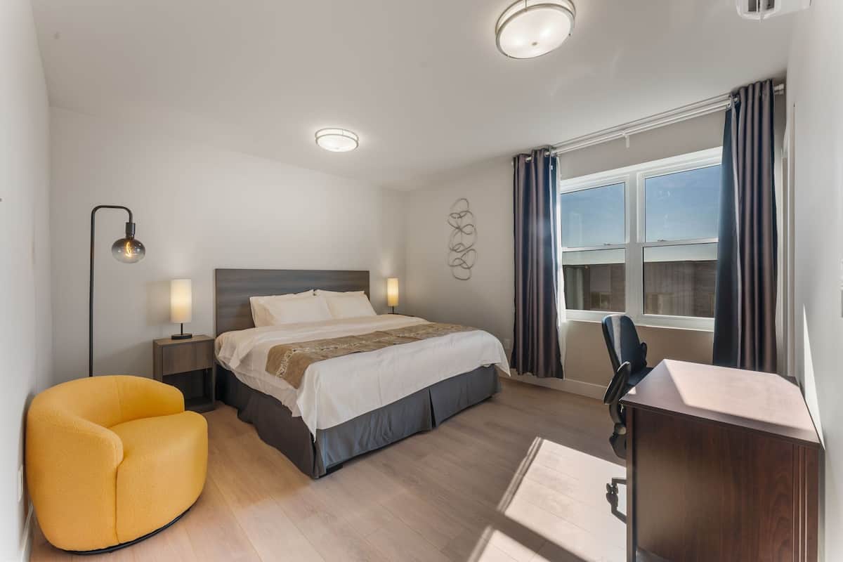 Deluxe Suite, 2 Bedrooms, Non Smoking, Kitchen | 1 bedroom, premium bedding, down comforters, memory foam beds