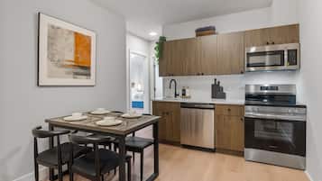 Refrigerador con freezer, microondas, horno, placa de cocina