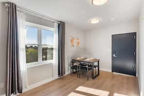 Deluxe-Suite, 2 Schlafzimmer, Nichtraucher, Küche | Wohnbereich | 47-Zoll-Smart-TV mit Kabelempfang