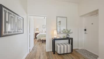2 slaapkamers, een bureau, een strijkplank/strijkijzer, reisbedje