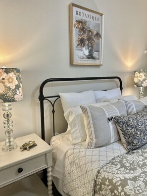 2 bedrooms, desk, iron/ironing board, travel cot - Steel Studio ~ Stylish 2BR + Fenced Yard (College Station)
