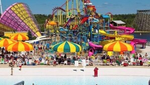 A water park with various water slides and a crowd of people. - Walk to Beach, Ping Pong, King Beds, Sleeps 6 (Muskegon)