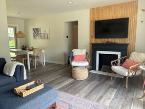 Smart TV, fireplace, video games, ping pong - Walk to Beach, Ping Pong, Wii, King Beds, Sleeps 6 (Muskegon)