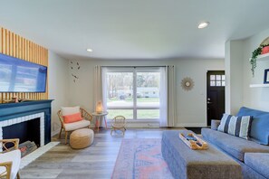 Smart TV, fireplace, video games, table tennis - Walk to Beach, Ping Pong Table, King Beds, Sleeps 6 (Muskegon)