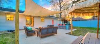 Walk to Beach, Tiki Bar, King Beds, Sleeps 6