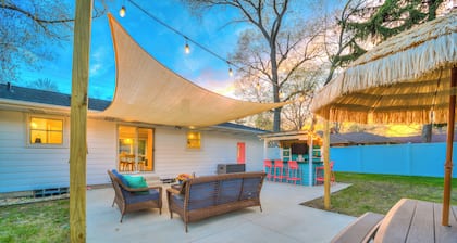 Walk to Beach, Ping Pong Table, King Beds, Sleeps 6