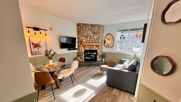 TV, fireplace - Three Peaks Getaway - sleeps 4 (Canmore)