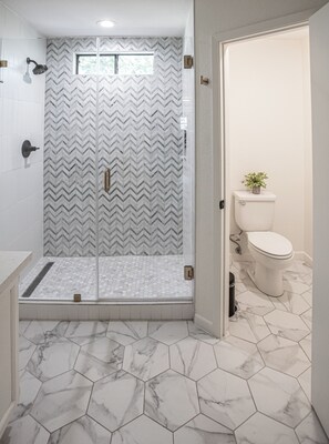 Bathroom - Hot Tub Retreat by Wine Country (Fredericksburg)