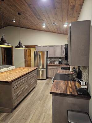 Jääkaappi, mikroaaltouuni, uuni, liesi