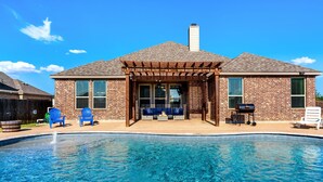 A house with a swimming pool, a covered patio, and outdoor seating. - The Noble House Near Magnolia with Pool (Hewitt)