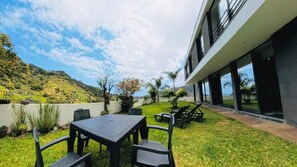 Outdoor dining - Salt and Pepper House (Machico)