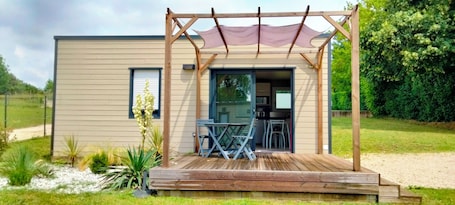 Outdoor dining. Les Logis de la Seugne PLATINE