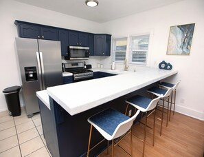 Fridge, microwave, oven, stovetop - Spacious Downtown Gem w/ Parking (Long Beach)