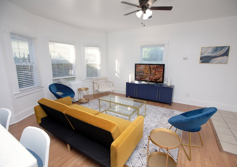 Spacious Downtown Gem W/ Parking - Norwalk, CA