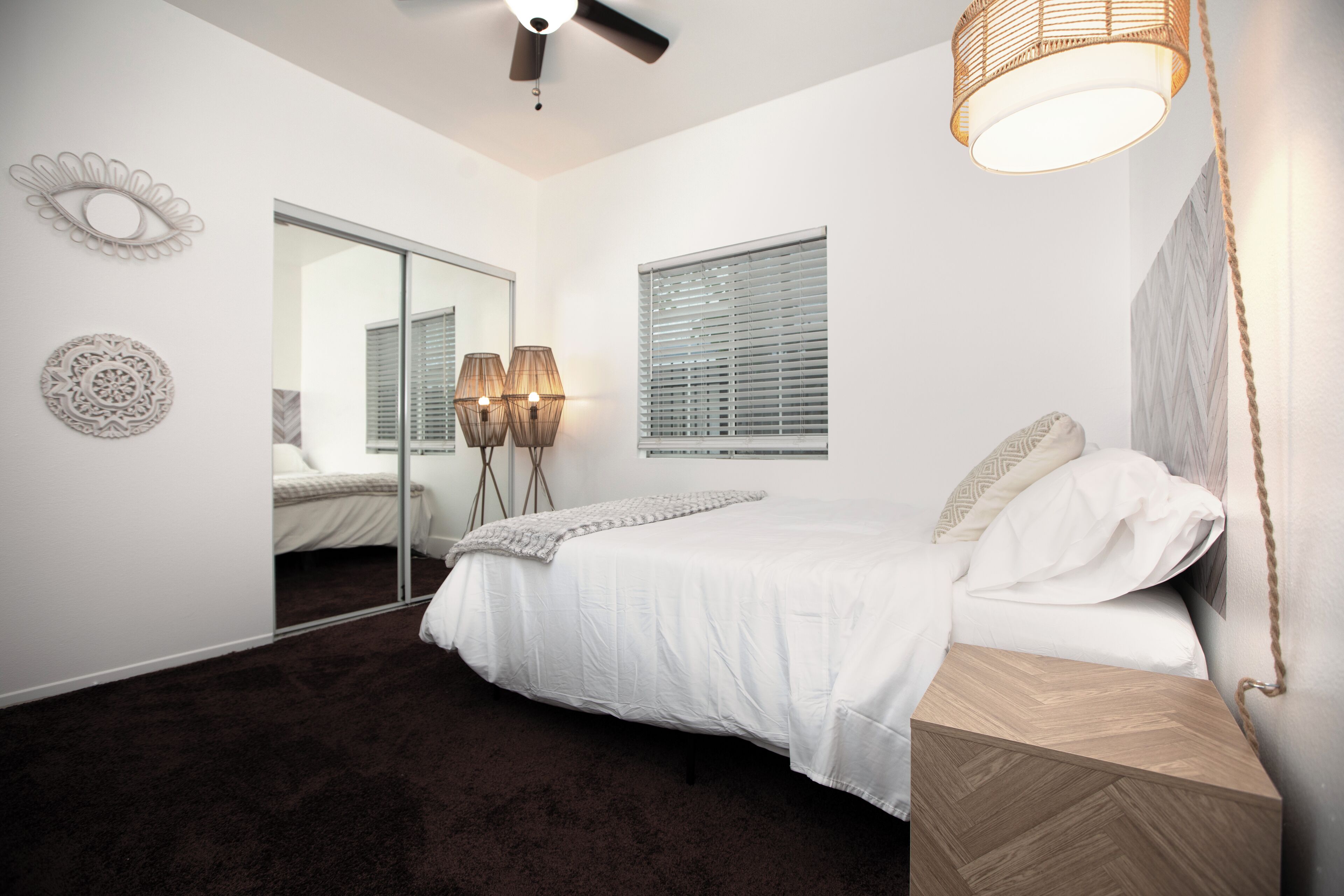 3 habitaciones, escritorio y tabla de planchar con plancha 