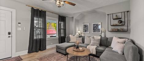 TV connectée, jeux vidéo, baby-foot, table de tennis de table