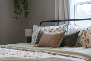 3 bedrooms, iron/ironing board, travel cot, free WiFi - Hot Tub - Game Room - Sleeps 7 - Cleveland (Cleveland)