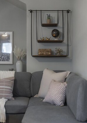 Smart-TV, Videospiele, Tischfußball, Tischtennisplatte