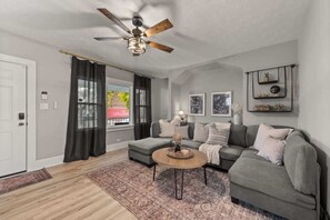 Smart TV, video games, offices - Hot Tub Escape Near DT Cleveland|Games|Sleeps 7 (Cleveland)