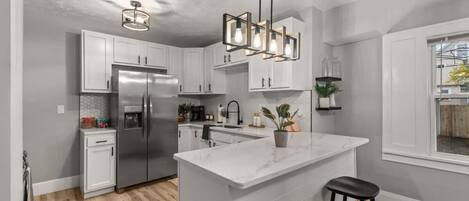 Réfrigérateur, micro-ondes, four, plaque de cuisson