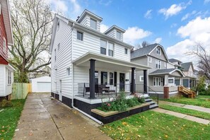 Exterior - Hot Tub|Games|Sleeps 7|Close to DT (Cleveland)