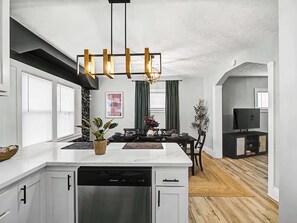 Dining - Hot Tub - Game Room - Sleeps 7 - Cleveland (Cleveland)