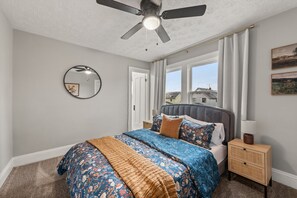 3 bedrooms, iron/ironing board, travel crib, free WiFi - Hot Tub|Games|Sleeps 7|Close to DT (Cleveland)