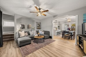 Smart-TV, Videospiele, Tischfußball, Tischtennisplatte