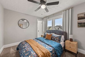 3 bedrooms, iron/ironing board, travel crib, free WiFi - Hot Tub Escape Near DT Cleveland|Games|Sleeps 7 (Cleveland)