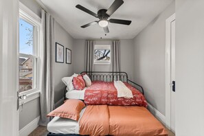 3 室のベッドルーム、アイロン / アイロン台、旅行用ベビーベッド、WiFi (無料)