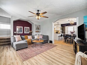 Smart TV, video games, table football, offices - Hot Tub - Game Room - Sleeps 7 - Cleveland (Cleveland)