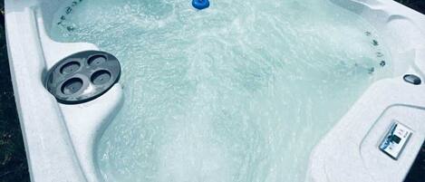 Bañera de hidromasaje al aire libre