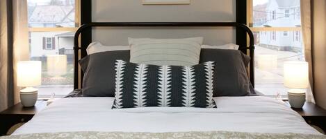 5 室のベッドルーム、デスク、アイロン / アイロン台、旅行用ベビーベッド