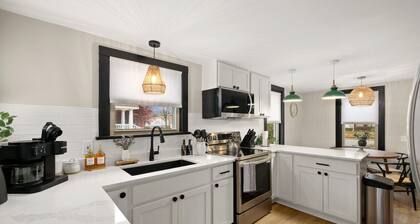 Historical Home in Downtown Medina with Hot Tub