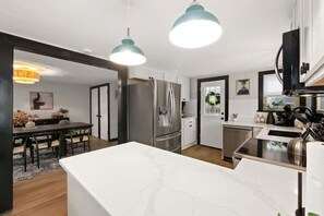 Kylskåp, mikrovågsugn, ugn och spishäll